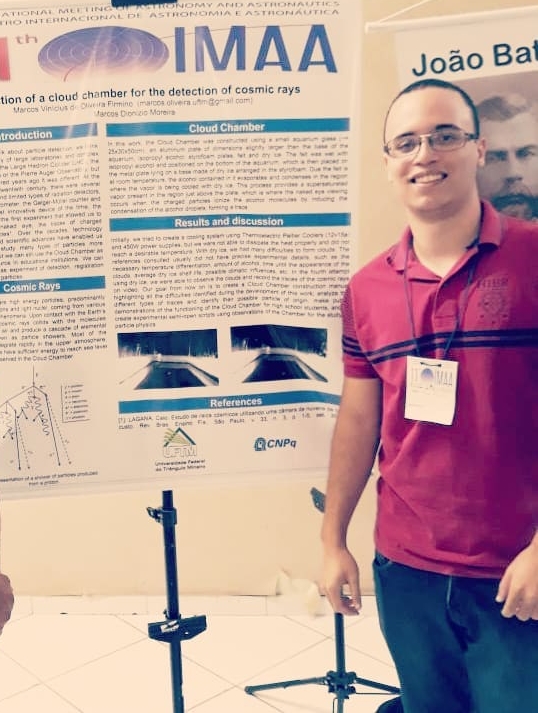 Foto do Marquinhos apresentando trabalho em evento internacional sobre a Câmara de Nuvens.